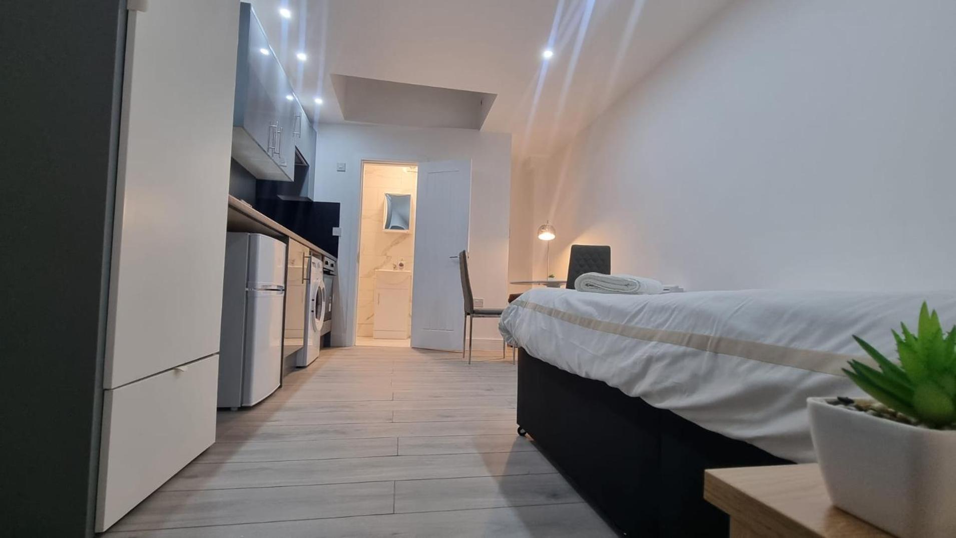 Brand New Collection Of Studios Close To Tube Station Лондон Екстериор снимка